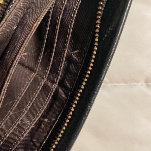 Elegant Black Leather Crossbody Bag - Picture 6 of 16